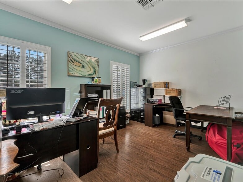 More Photos Of 203 Christie Dr, Lufkin Healthcare For Sale