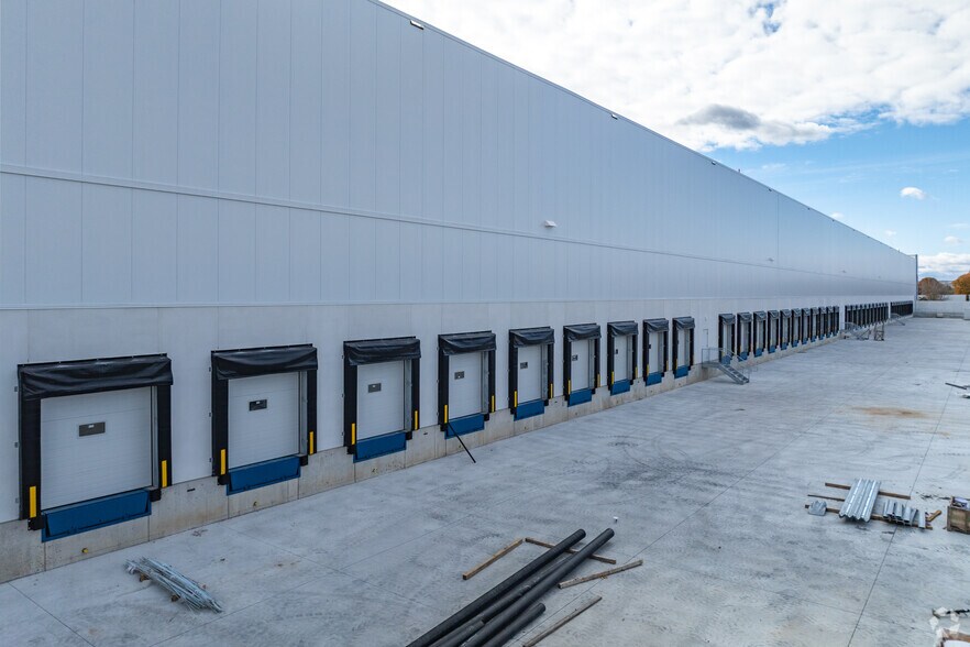 More Photos Of 22 Medicorum Pl, Hamilton Distribution For Lease