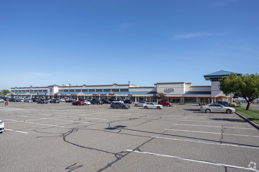 More Photos Of 201-234 Airport Plaza Blvd, Farmingdale Storefront Retail Office For Lease