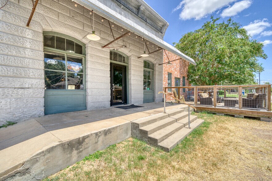 More Photos Of 514-520 N Railroad St, Burton Restaurant For Lease