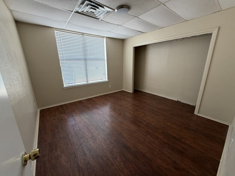 More Photos Of 7413 Wichita St, Fort Worth Self Storage For Lease