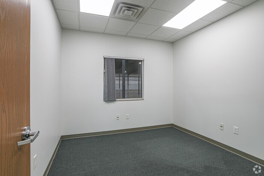 More Photos Of 1060 Commerce Dr, Farwell Manufacturing For Sale