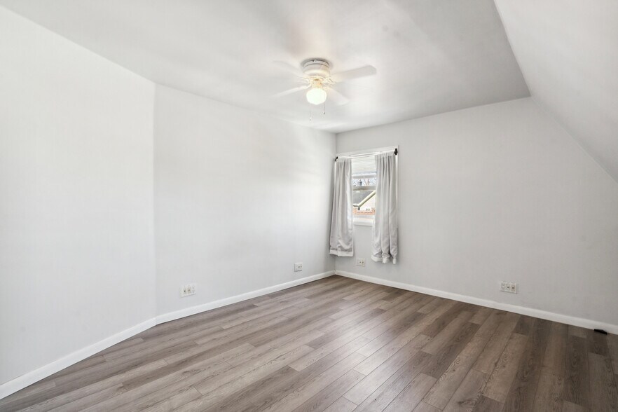 More Photos Of 253 Sea Cliff Ave, Sea Cliff Storefront Retail Residential For Sale