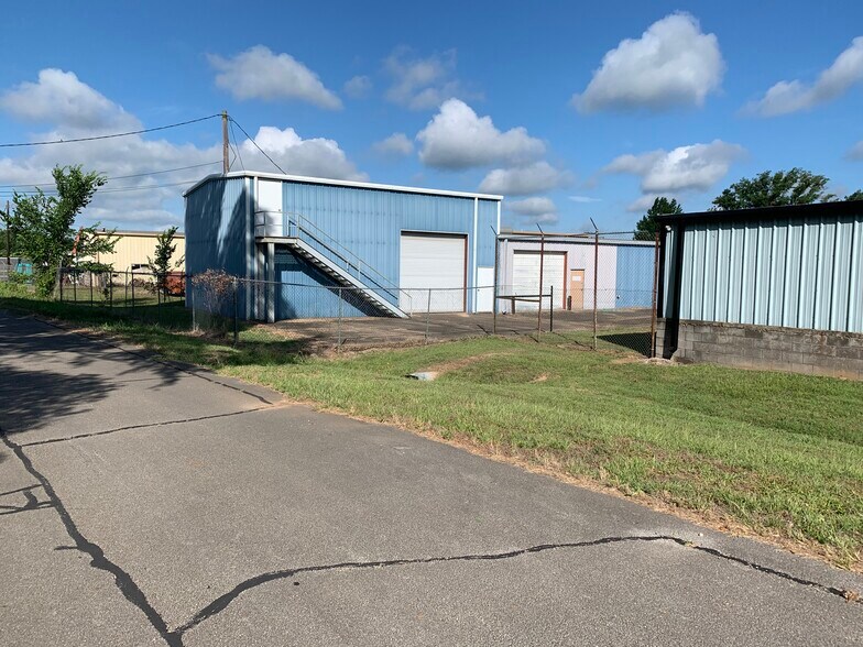 More Photos Of 5424 W Oak St, Palestine Showroom For Lease