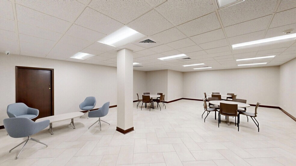 More Photos Of 188 Industrial Dr, Elmhurst Office For Lease