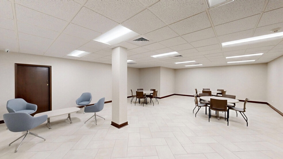 More Photos Of 188 Industrial Dr, Elmhurst Office For Lease