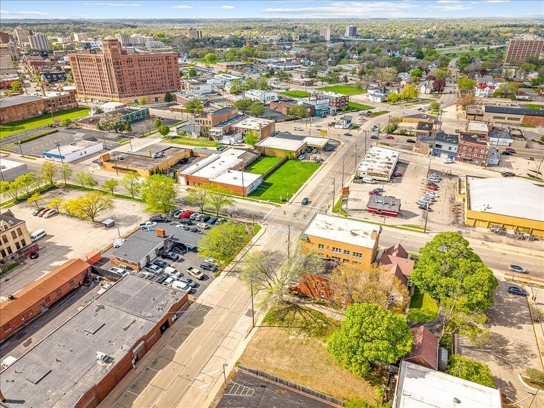 More Photos Of 204 S 6th St, Rockford Apartments For Sale