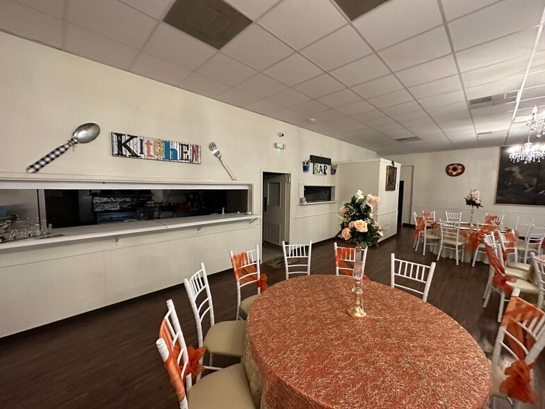 More Photos Of 3900 Davis St W, Dallas Flex For Sale