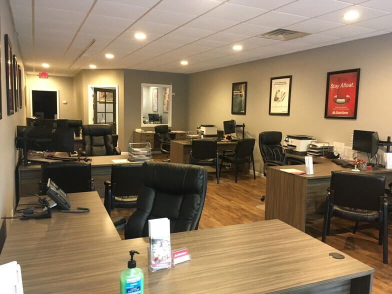 More Photos Of 140 E Main St, Huntington Storefront Retail Office For Lease