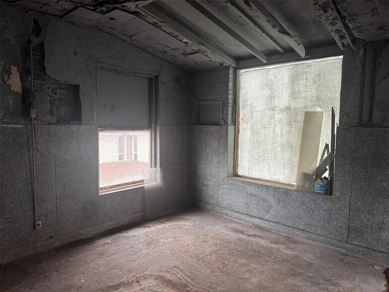 More Photos Of 14 E 9th St, Shawnee Office Residential For Sale