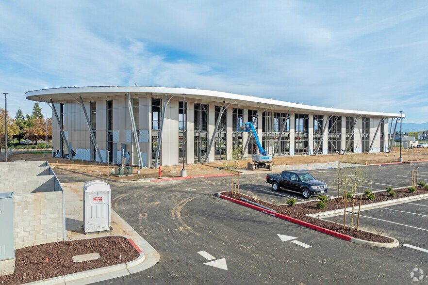 More Photos Of 700 W Herndon Ave, Clovis Unknown For Lease