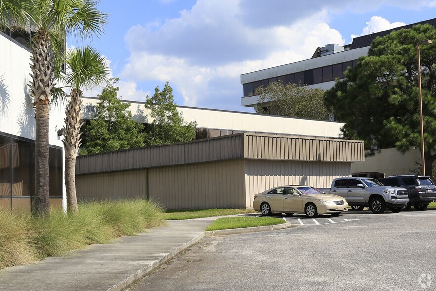 More Photos Of 2 S Park Cir, Charleston Office For Lease