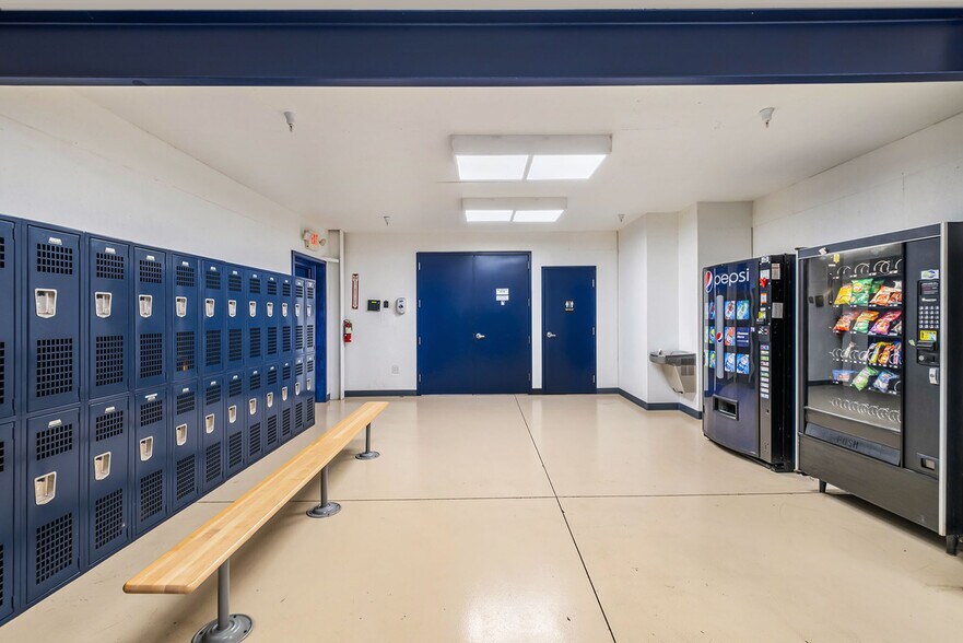 More Photos Of 2021 Wellworth Ave, Jackson Warehouse For Sale