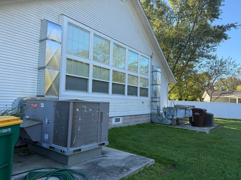 More Photos Of 33518 W Jefferson Ave, Rockwood Restaurant For Sale