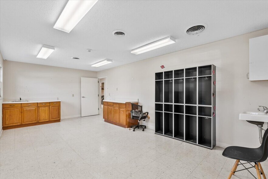 More Photos Of 1552 Skeet Club Rd, High Point Office For Sale