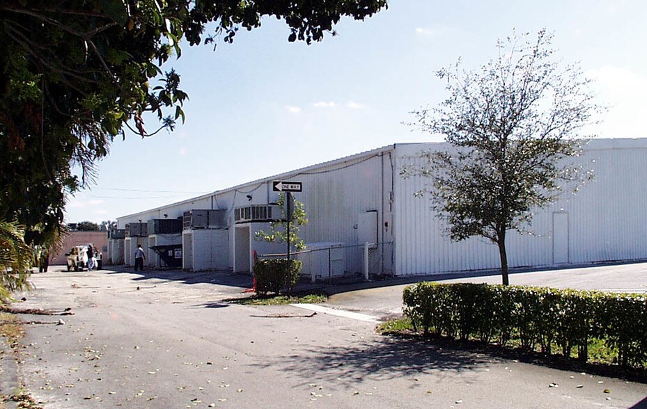 More Photos Of 7685 Pines Blvd, Pembroke Pines Showroom For Lease