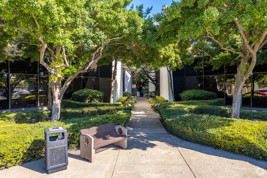 More Photos Of 2655 Villa Creek Dr, Dallas Office For Lease