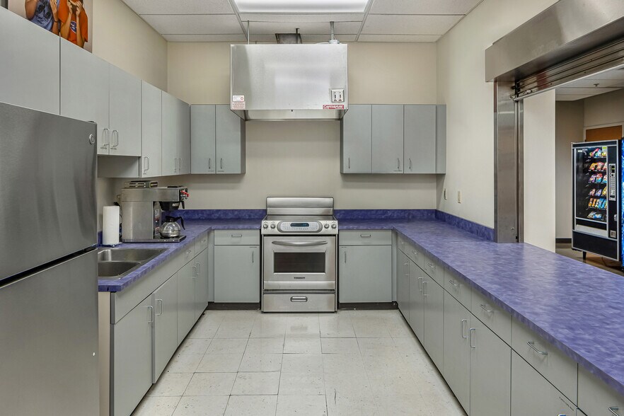 More Photos Of 2115 Lexington Rd, Louisville Office For Sale
