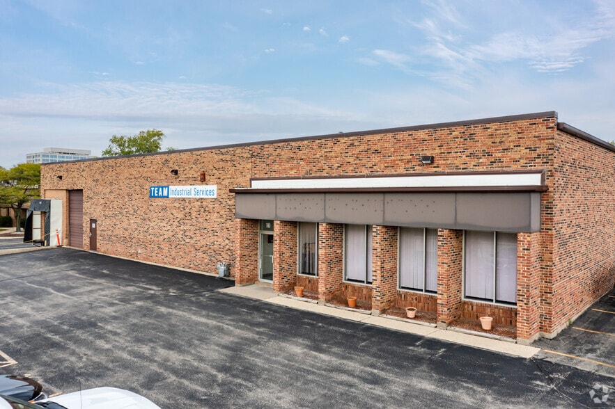 Primary Photo Of 10 Eisenhower Ln N, Lombard Warehouse For Lease
