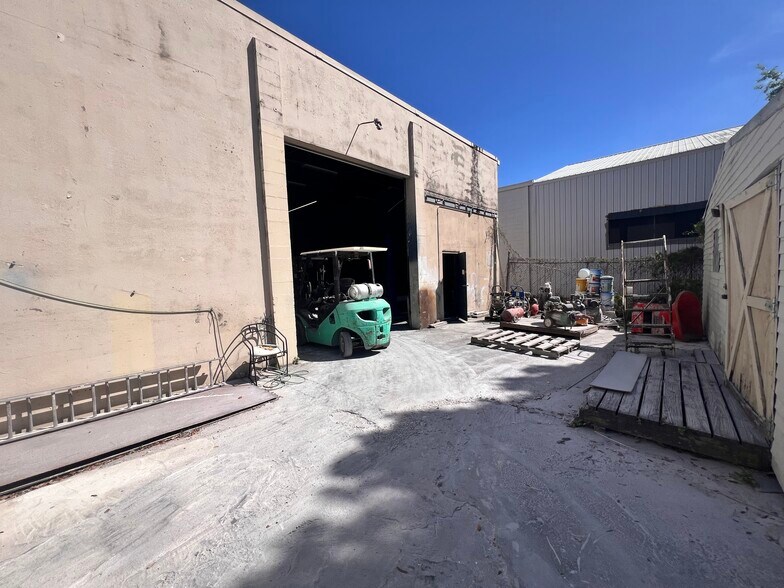 More Photos Of 2500 Dinneen Ave, Orlando Warehouse For Lease