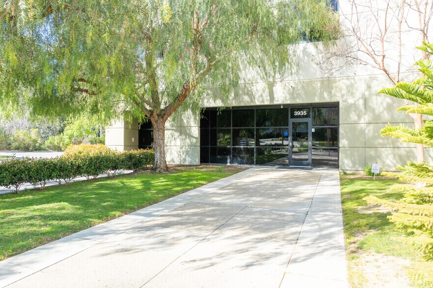 More Photos Of 3935-3949 Heritage Oak Ct, Simi Valley Distribution For Lease