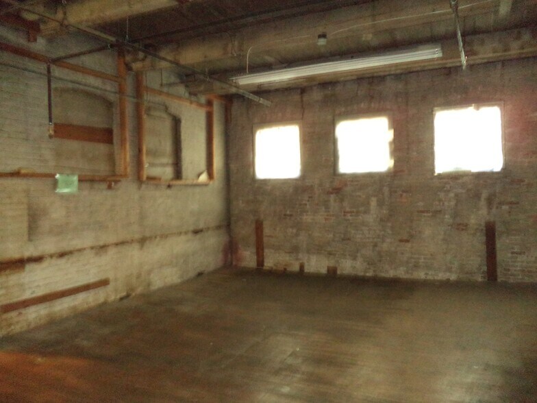 More Photos Of 121 Valley St, Manchester Showroom For Sale