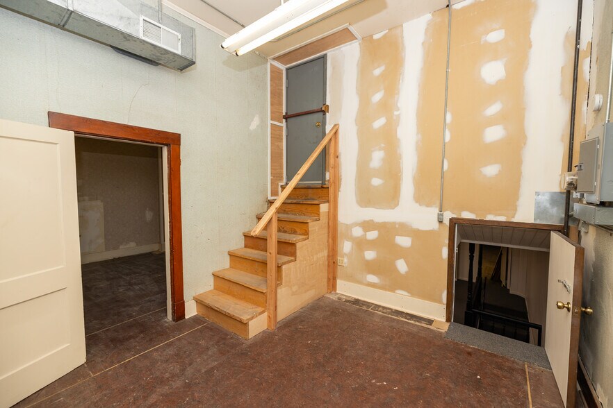 More Photos Of 108 S Santa Fe Ave, Salina General Retail For Lease