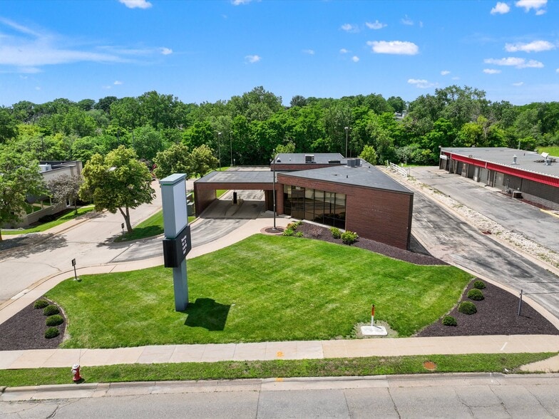 More Photos Of 1805 John F Kennedy Rd, Dubuque Freestanding For Sale