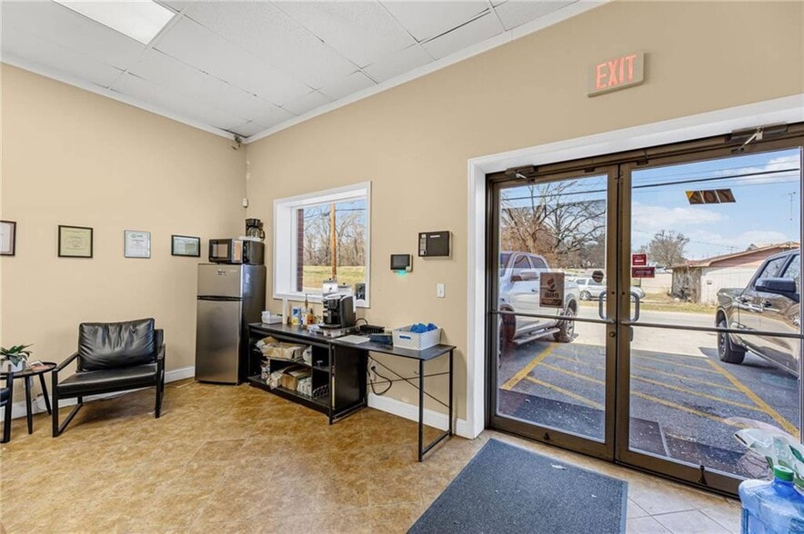 More Photos Of 702 SW South Ave, Blue Springs Warehouse For Lease