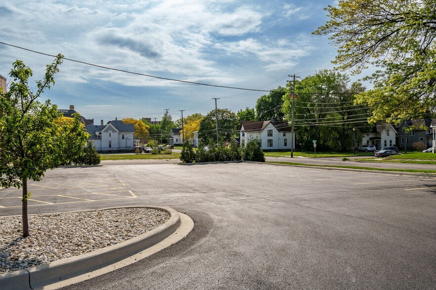 More Photos Of 727 1st Ave, Rockford Industrial For Sale