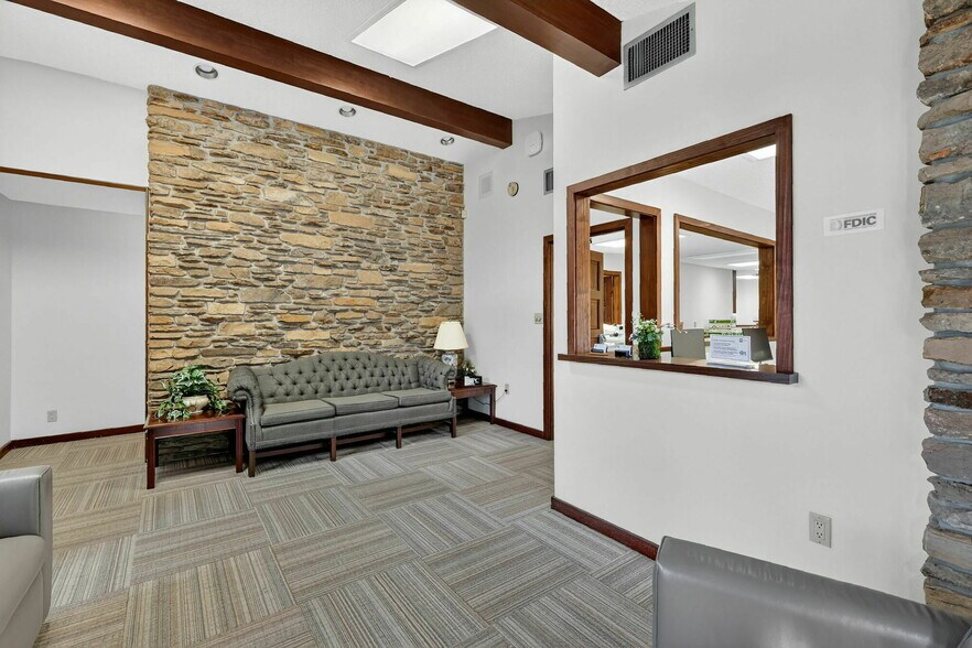 More Photos Of 1029 W Magnolia St, Leesburg Office For Sale