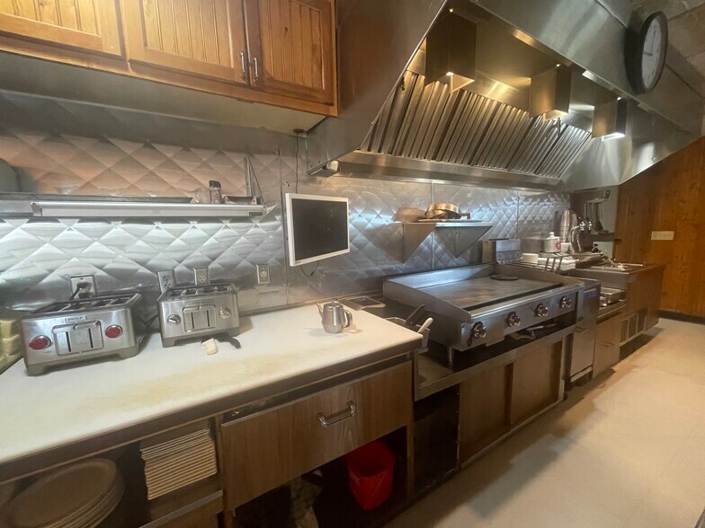 More Photos Of 4629 N Port Washington Rd, Milwaukee Restaurant For Sale