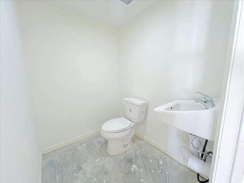 More Photos Of 7704 Irvington Blvd, Houston General Retail For Lease