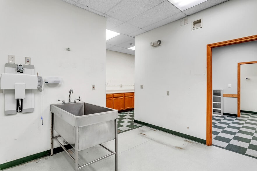 More Photos Of 1361 Memorial Dr, Chicopee Veterinarian Kennel For Sale