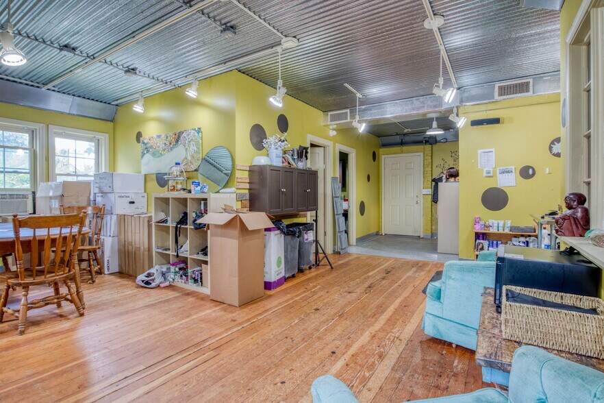 More Photos Of 250 Albany St, Springfield Showroom For Lease