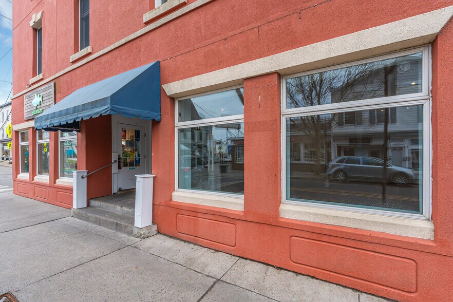 More Photos Of 123 Main St, Greenport Storefront Retail Residential For Lease