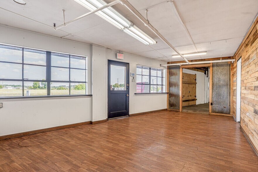 More Photos Of 1214 College St, Clarksville Warehouse For Lease