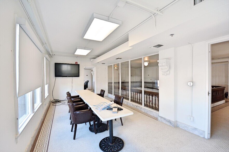 More Photos Of 217 S River St, Seguin Storefront Retail Office For Lease