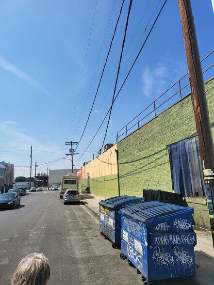 More Photos Of 1000 Lawrence St, Los Angeles Warehouse For Sale