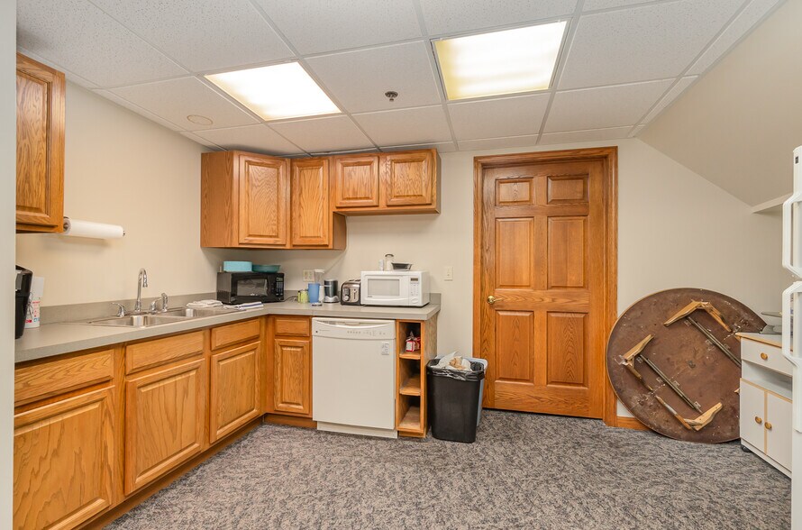 More Photos Of 6006 Westside Saginaw Rd, Bay City Office For Sale