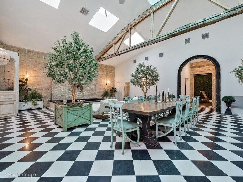 More Photos Of 2733 N Pulaski Rd, Chicago Showroom For Sale