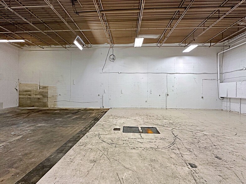 More Photos Of 8127 Fraser Av, Fort McMurray Service For Lease