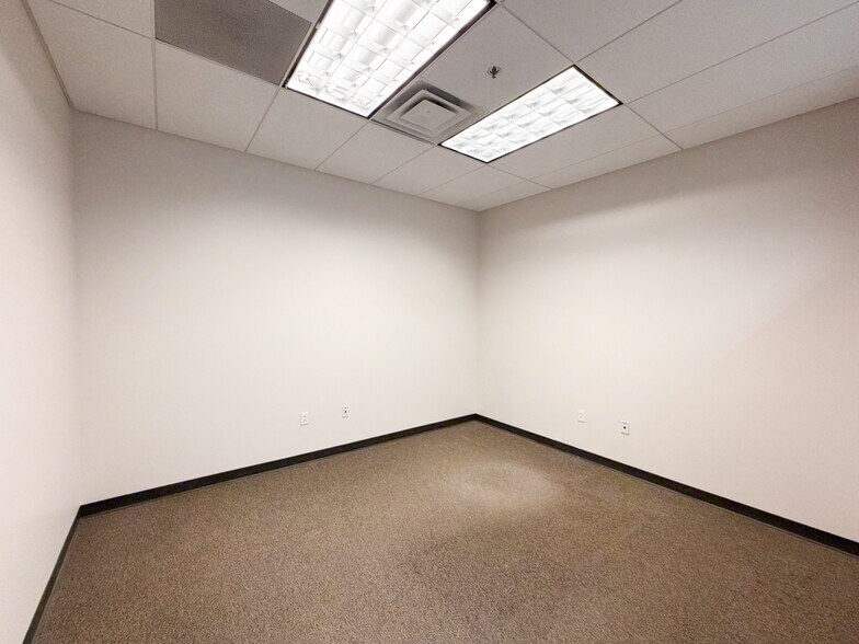 More Photos Of 10 County Line Dr, Cromwell Warehouse For Lease