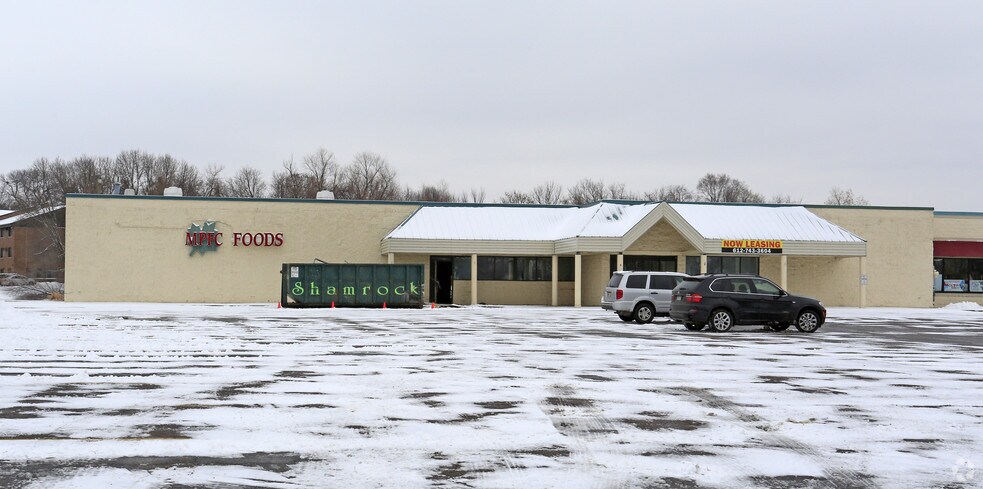 More Photos Of 1500 Howard Ave, Maple Plain Supermarket For Lease