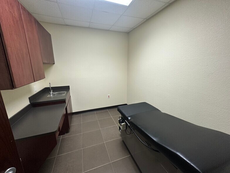 More Photos Of 2535 Charlotte St, Denton Medical For Lease