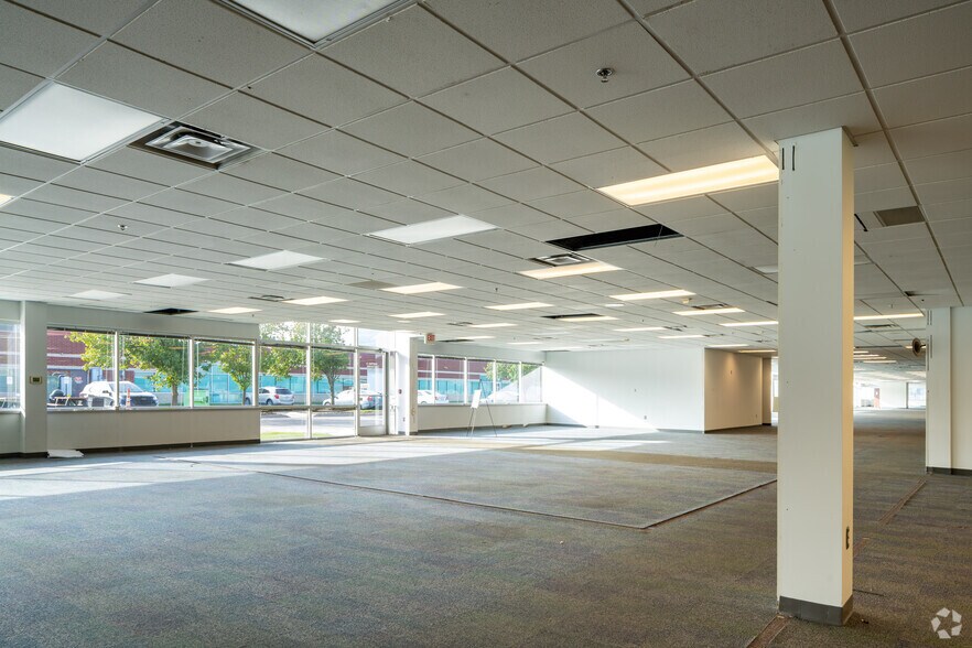 More Photos Of 25510 W 11 Mile Rd, Southfield Research And Development For Lease