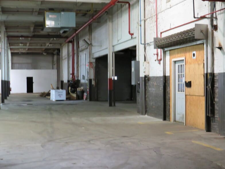 More Photos Of 186 Lincoln Ave, Grove City Warehouse For Lease