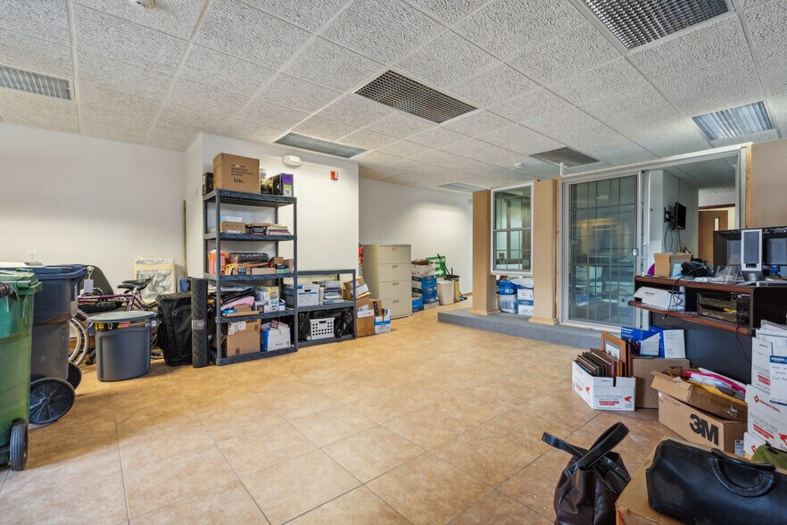 More Photos Of 305 E San Marnan Dr, Waterloo Medical For Sale