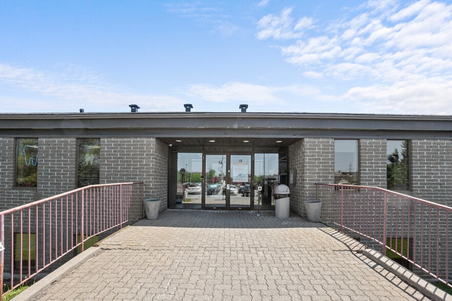 More Photos Of 3400 Rue du Marché, Dollard-des-Ormeaux Medical For Lease