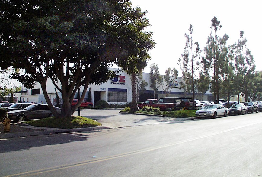 More Photos Of 15312 Connector Ln, Huntington Beach Manufacturing For Lease